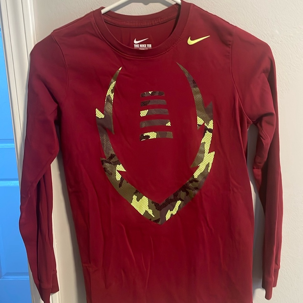 Burgundy Nike tee long sleeve